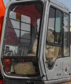 4457160 HITACHI Ekskavatör Kabin Penceresi Temperli Cam Ön Yukarı Konum A Contalı